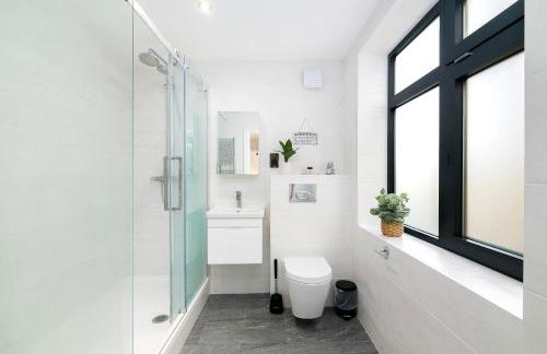 Modern 2-Bedroom, 2-Bathroom Apartment with Balcony in Hoxton Sleeps 6 - Foto 19