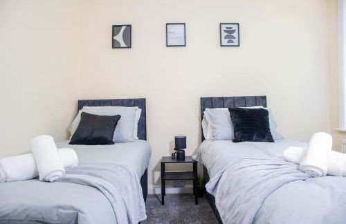 3 Bedroom House - Free Parking-Hospital-Contractors-Families - Long Stay Rates Available - Photo 3
