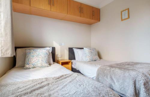 Dove Lodge - Peak District Cabin - Photo 13