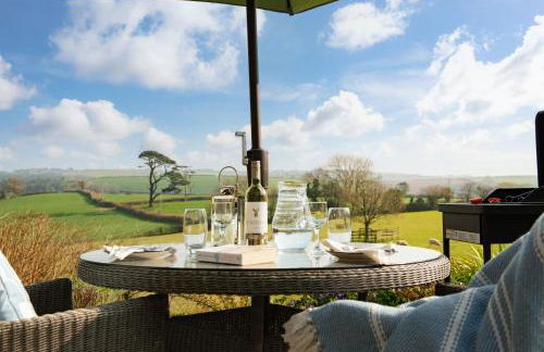 Linhay at East Trenean Farm -Luxury retreat for 2 with stunning rural views, private hot tub and EV charging - Foto 1