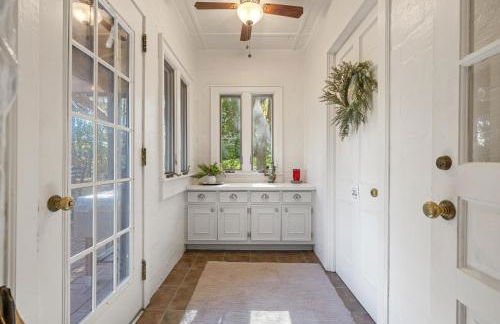 Stylish Mountain Retreat with Sunroom and Pergola - Foto 57