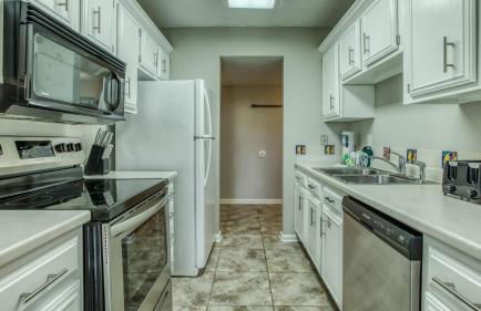 Cozy renovated ground floor unit - Golf Villa - on the Golf Course - Photo 4