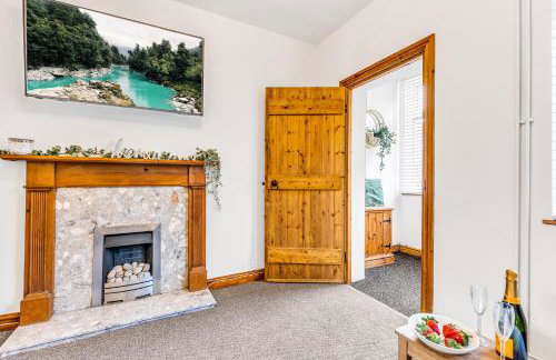 Comfortable 3 Bedroom Gem with 2 Bathrooms Perfect for Groups - Photo 12