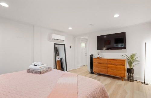 Couples Retreat with Hot Tub, Beach Cruisers, Spa Bath - Foto 27