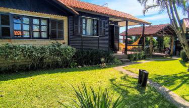 Chalé de 2 dormitórios com piscina e churrasqueira - Foto 2