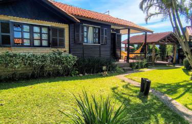 Chalé de 2 dormitórios com piscina e churrasqueira - Foto 2