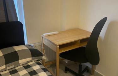 4 bedroom house with Garden, Parking & 3 mins Walking Distance from Train Station - Photo 45