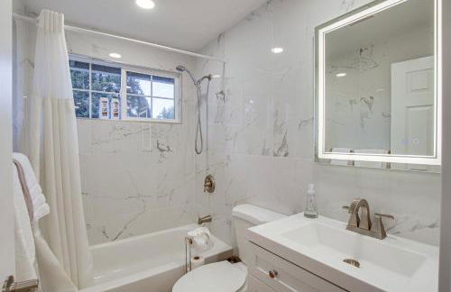 Modern Kirkland Home with Sauna and Outdoor Fireplace - Foto 13