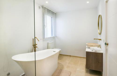 Dream beach-side villa with sea views & close to golf - Photo 71