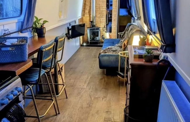 Narrowboat With Hot Tub, Spa, Cruising And More - Photo 10