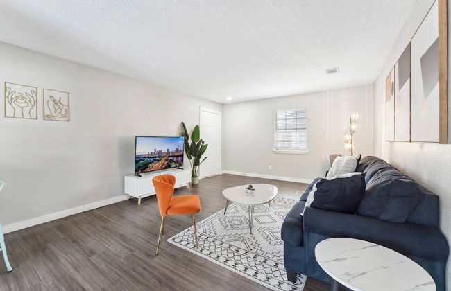 Spacious and Fun King Bed 2BR w Pool 5 Min to DT - Photo 14