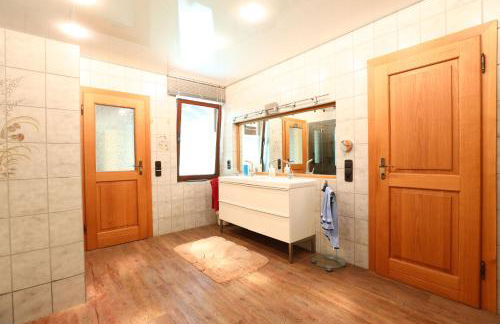 Ferienhaus mit Schwimmbad, Whirlpool & Sauna am Nürburgring - Foto 10