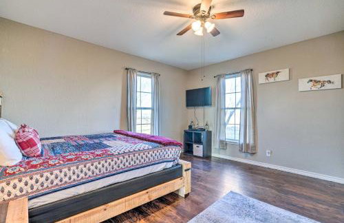 Peaceful Atascosa Home with Balcony and Deck! - Foto 24