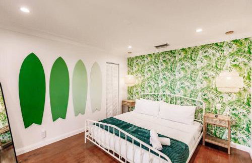 Resort Style Backyard Heated Pool Hot Tub Fire Pit - Foto 26