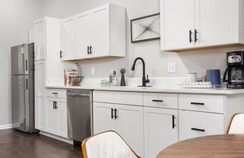 Chic 3BR Home with Fire Pit-Private Yard-Family Friendly - Foto 16