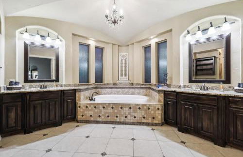 Lakefront Mansion with Pool and Cinema - Foto 17