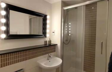 SIX at Wooburn Green Cosy Retreat with Balcony near LEGOLAND Lapland UK and Windsor - Foto 9