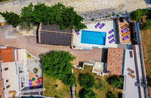 LUXURY VILLA ON SPACIOUS PRIVATE PROPERTY - Photo 71