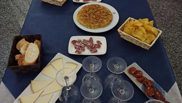 Visita a la bodega Cristo del Humilladero - Foto 5, Un rico aperitivo con buen vino