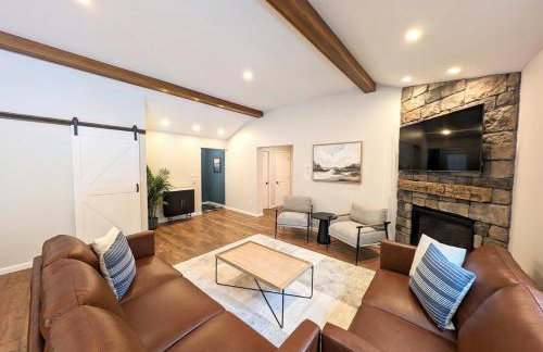 Luxurious Lake Retreat with Hot Tub and Walk to Beach - Foto 34