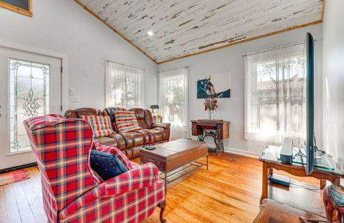 Walk to Downtown Shops and BBQ Home with Fenced Yard - Foto 10