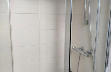 3 Bed 2 Bath Cottage with private parking and garage - Foto 13