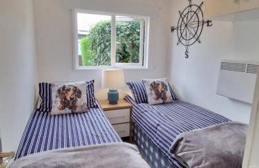 197 Broadside Holiday Chalet near Broads & Beaches - Photo 3