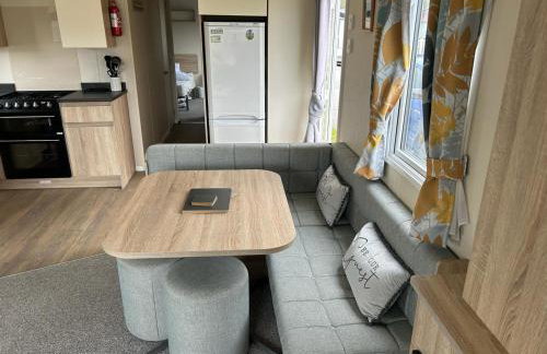 Delightful two bedroom caravan on Par Beach. - Foto 3