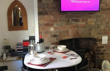 FREE DOG STAY - LARGE APARTMENT - Walk in Shower -FULL Kitchen - Free On Street Parking, NETFLIX - Super Fast WiFi - DVD's-Welcome Tray - No Deposits - Just Meters from Gavin n Stacey Film House - Foto 32