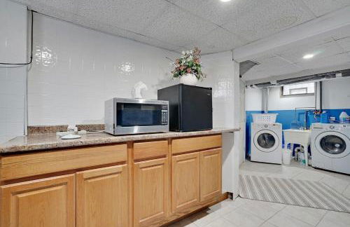 Super Cute & Cool Home with 65Inch TV 2Baths 4 Bedrooms 2King Beds BBQ Grill Fenced Backyard - Foto 39