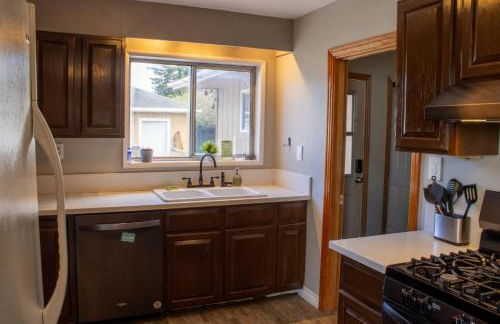 Private Home - #RedwoodSkyWalkRetreat - 5BD, Pro Pool Table, BBQ, Foosball, Darts, Fireplace, Movie Projector, Stereo, Cotton Bedding - Foto 58