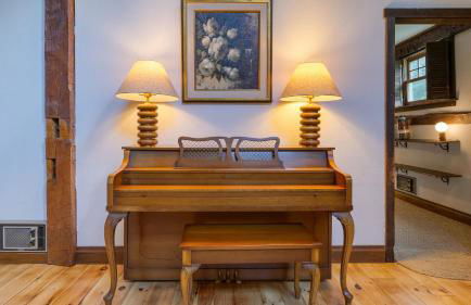 Historic Barn Retreat w Pool Pond Views Longview Pond Lodge by AvantStay - Foto 10