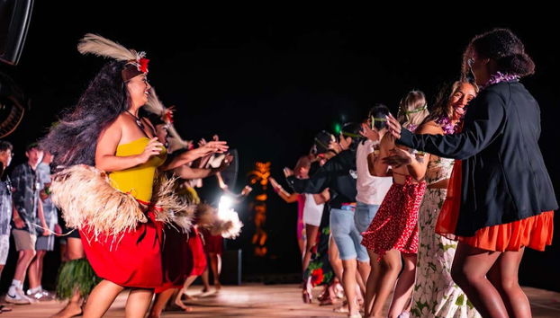 Se divertindo com dançarinos locais