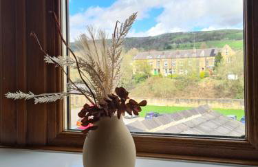 Spacious Mytholmroyd Apartment with River Views - Photo 21