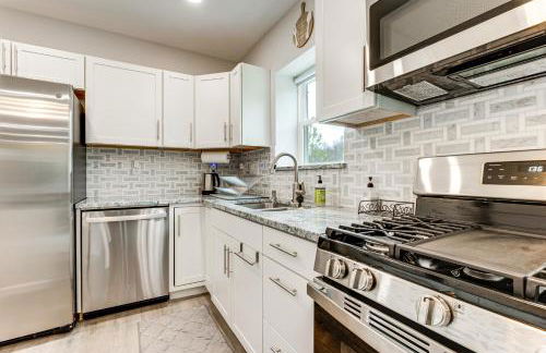 Renovated Logan Home with Pond and Fire Pit - Foto 15