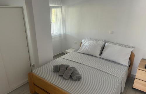 Sapphire Apartment , Beachfront Family Apartment for 4 with Private Garden, 1-Minute Walk to the Beach - Foto 1