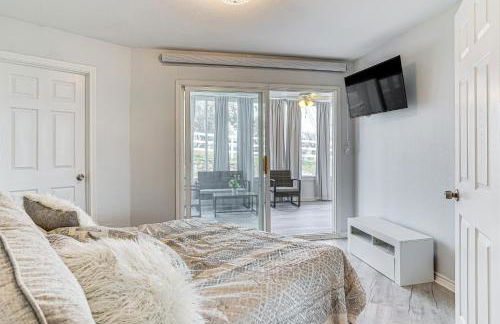 Luxury Lakefront Retreat with Dock in Runaway Bay - Foto 17