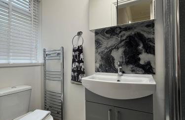 Shannon suite- Home away from Home-suitable for couples, contractors and NHS- free parking - Foto 11