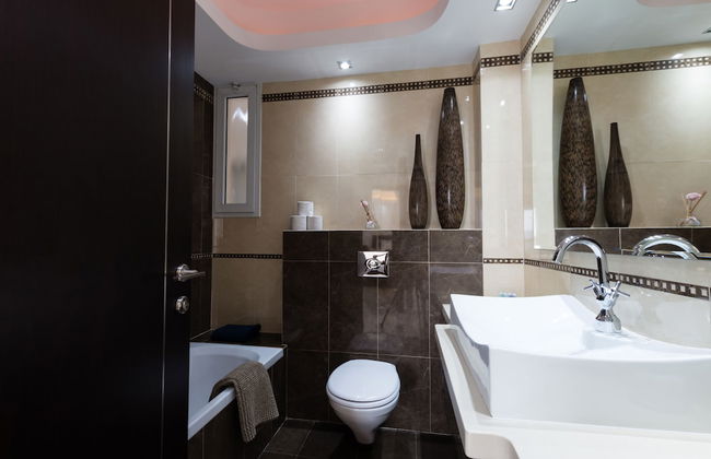 Apartment with Sauna, Hot Tub & Parking - Photo 25