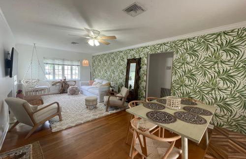 Hot tub, tiki bar, outdoor shower, near Intercoastal Waterway! - Foto 1