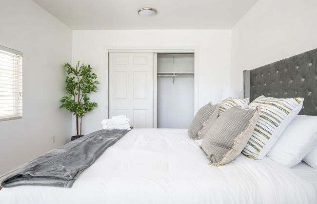 Charming Spacious Home - Modern Comforts, Prime Location - Photo 18