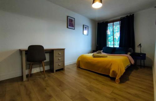 Cozy Four-Bedroom Home with Hot Tub, Garden, CONTRACTORS WELCOME - Close to Shops, Restaurants, Hospital and Park - Photo 11