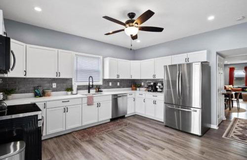 Hot Tub N64 Mins to Downtown Sleeps 8 - Foto 14