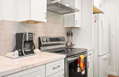 Bay Park Garden Paradise - central Location, AC, Washer Dryer & Private yard! - Foto 21