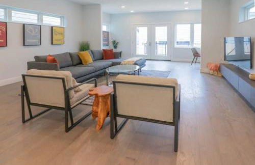 Beautiful Modern 3BR in the Grove ABODEbucks - Photo 11