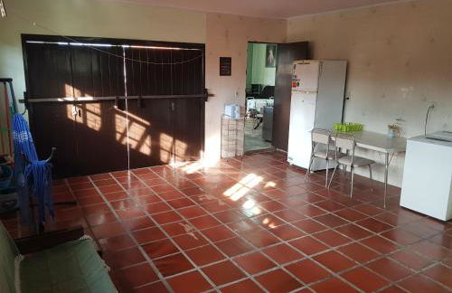 CASA COMPLETA, CENTRO, 4 Qtos, Wi-Fi, 130m quadrados, 4 Camas Casal, Churrasqueira e Apetrechos, Vasto Quintal e Varanda nos Fundos, 2 Banheiros, 9 Pessoas, Área Frontal, Garagem Coberta, Estacionamento Interno 2 Carros, Fogão a Lenha - Foto 29