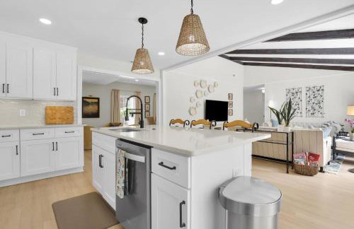 NEW! The White House, with 2 King Ensuites close to Parris Island and Downtown - Foto 16