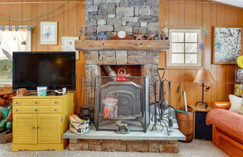 Hike, Ski and Unwind Cabin with Deck in Chester! - Foto 10