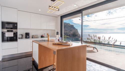 GuestReady - Madeiran oasis with ocean view - Photo 2