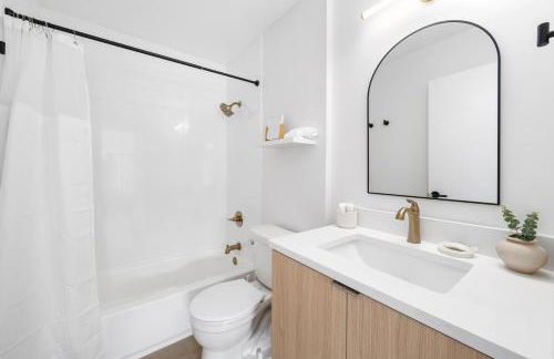 M Lake Worth Beach - Modern Villas Near West Palm Beach, Chic Retro Vibes, King Bed, Cozy Backyard, BBQ, Workspace, High-Speed Internet, Free Parking, 5 Minutes to Downtown & Beach - Foto 42